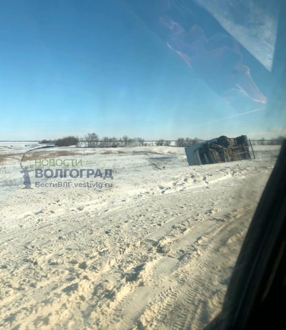 Грузовик перевернулся на повороте к хутору Акишинский