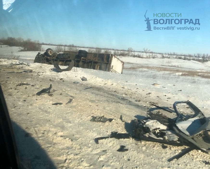 Грузовик перевернулся на повороте к хутору Акишинский