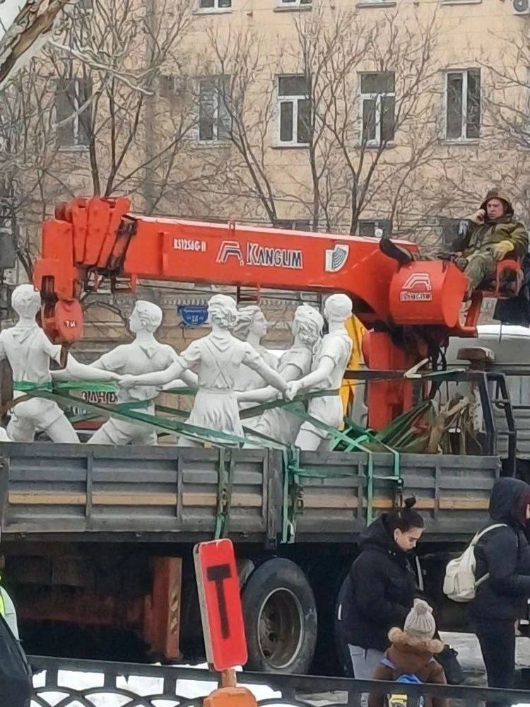 Фонтан с Привокзальной площади увезли на хранение — о ремонте речи пока нет