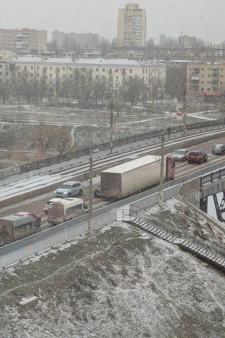 Пробка на 2-й Продольной в Волгограде 19 февраля: грузовики не смогли подняться в гору