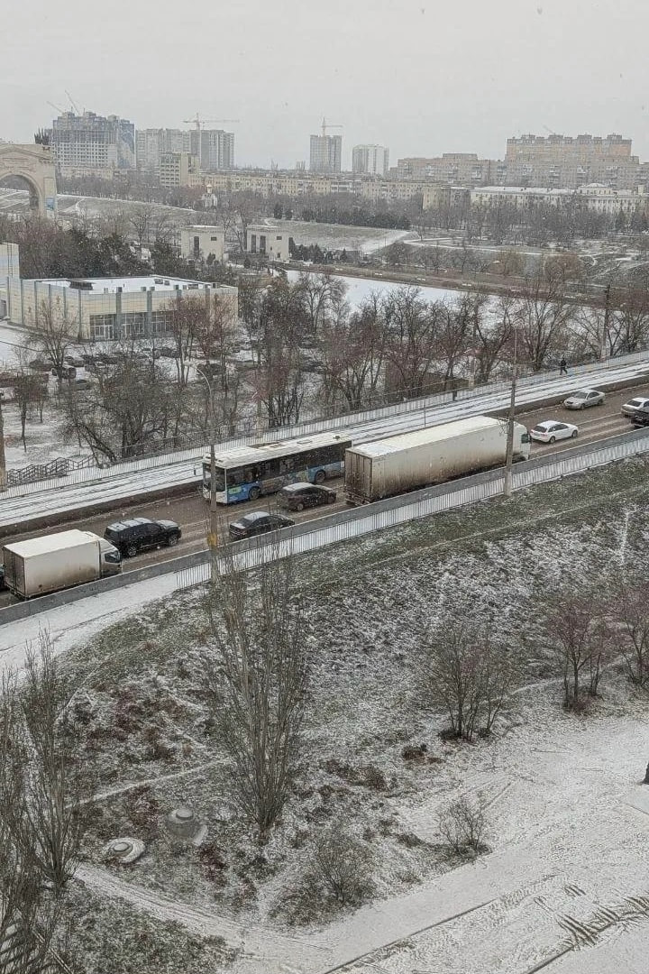 Пробка на 2-й Продольной в Волгограде 19 февраля: грузовики не смогли подняться в гору