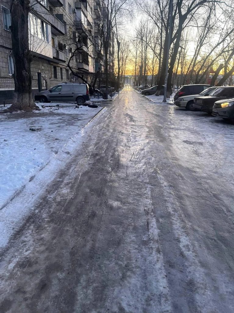 Четвёртый день льда: волгоградцы не могут выйти из дворов из-за опасной наледи
