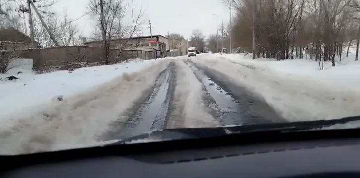Машины теряют бамперы: на Автотранспортной улице неделями течёт вода