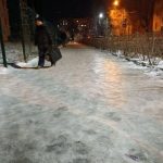 Многодетная мать сломала ногу у школы №117 в Красноармейском районе Волгограда