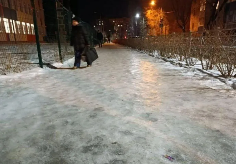 Многодетная мать сломала ногу у школы №117 в Красноармейском районе Волгограда