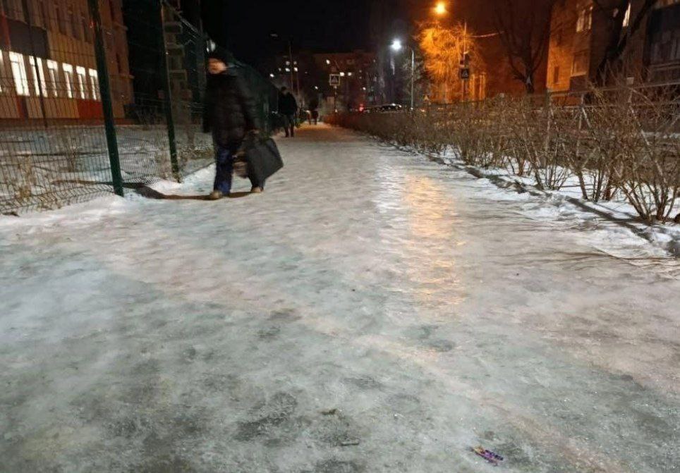 Многодетная мать сломала ногу у школы №117 в Красноармейском районе Волгограда