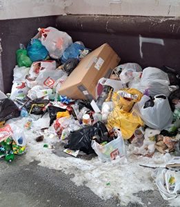 Мусорная свалка под окнами: жители Краснооктябрьского района бьют тревогу