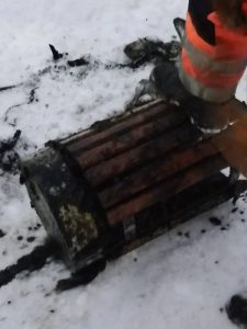 Неизвестные засорили канализацию в Волгограде: урна и покрышки парализовали работу сетей