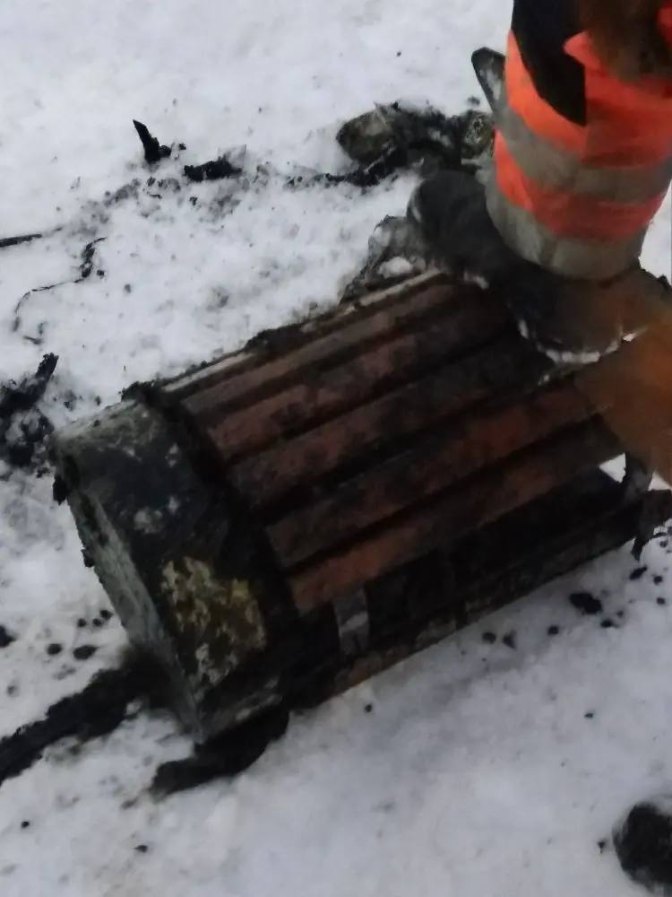 Неизвестные засорили канализацию в Волгограде: урна и покрышки парализовали работу сетей