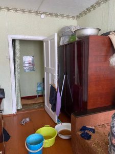 Пенсионерку и инвалида оставили без помощи: дом в Волгограде заливает уже шесть дней