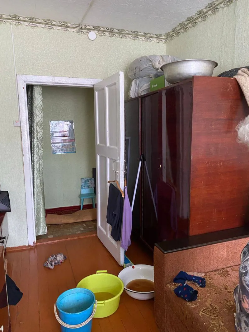 Пенсионерку и инвалида оставили без помощи: дом в Волгограде заливает уже шесть дней