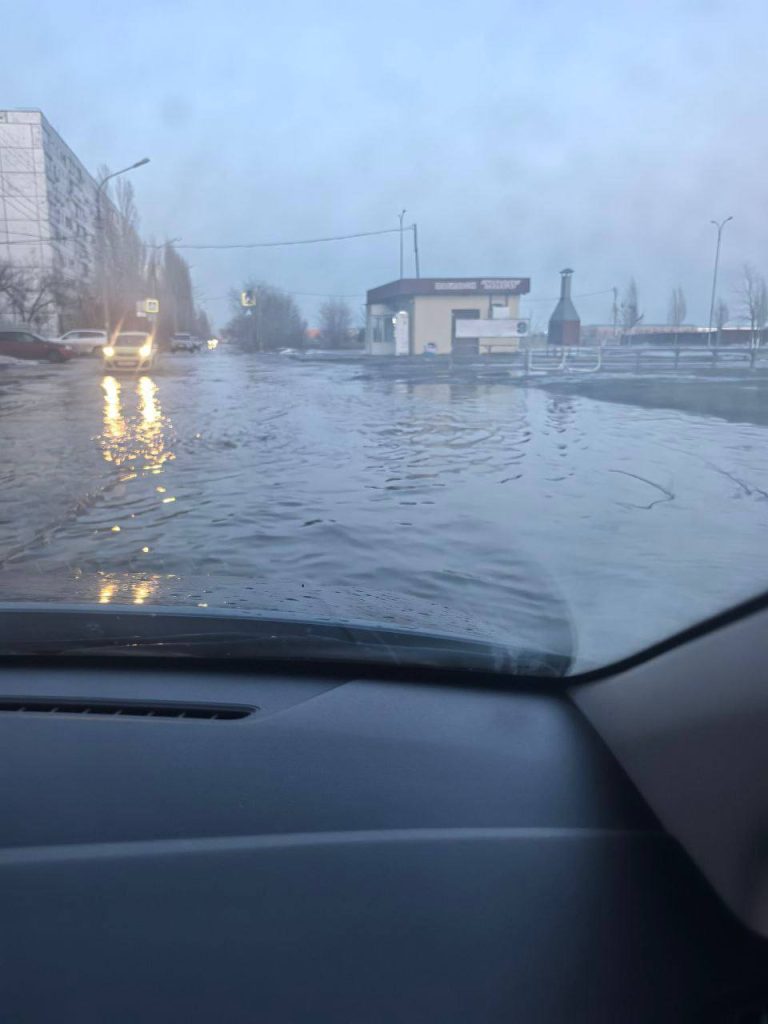 Волгоград, улица Гвардейская: движение затруднено из-за скопления воды