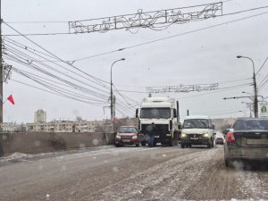 Пробка на 2-й Продольной в Волгограде 19 февраля: грузовики не смогли подняться в гору