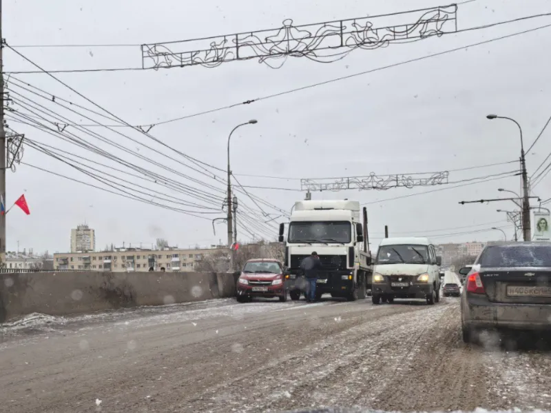 Пробка на 2-й Продольной в Волгограде 19 февраля: грузовики не смогли подняться в гору