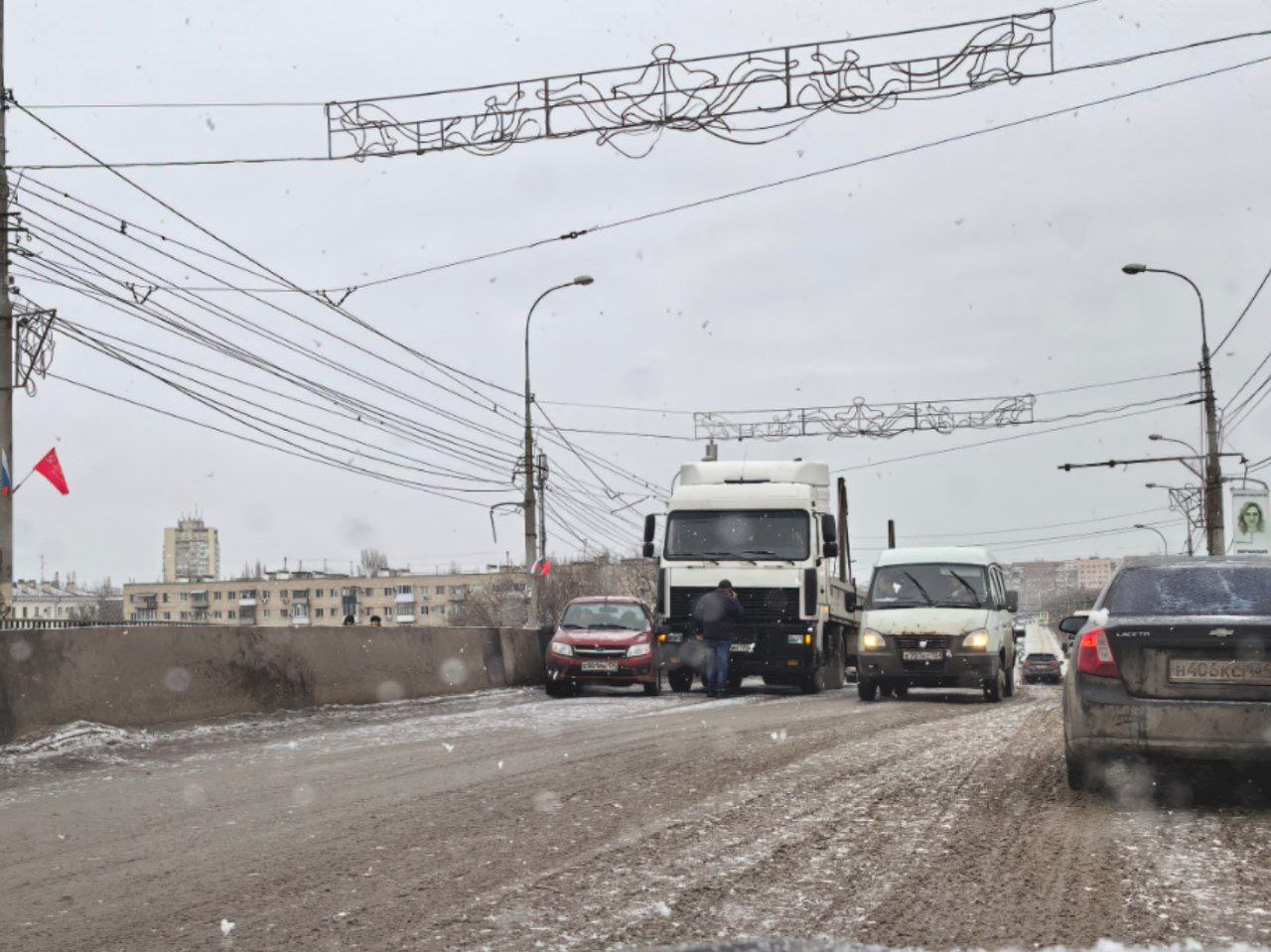 Пробка на 2-й Продольной в Волгограде 19 февраля: грузовики не смогли подняться в гору