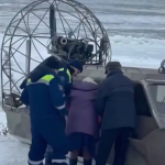 С острова Сарпинский экстренно эвакуировали пенсионерку с подозрением на инсульт