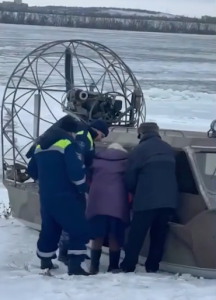 С острова Сарпинский экстренно эвакуировали пенсионерку с подозрением на инсульт