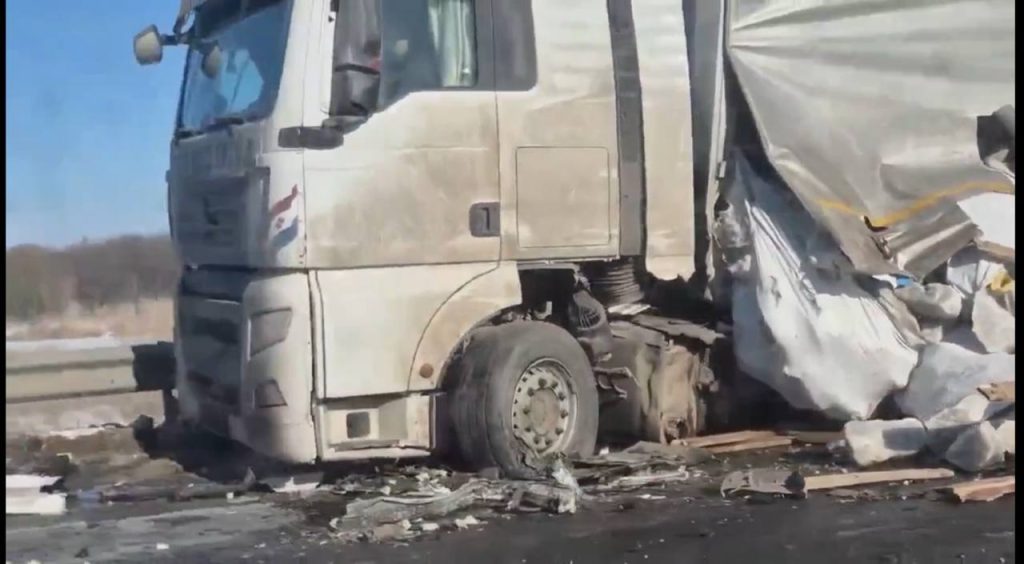 Авария в Михайловке: на трассе Москва — Волгоград столкнулись три грузовика, есть погибший