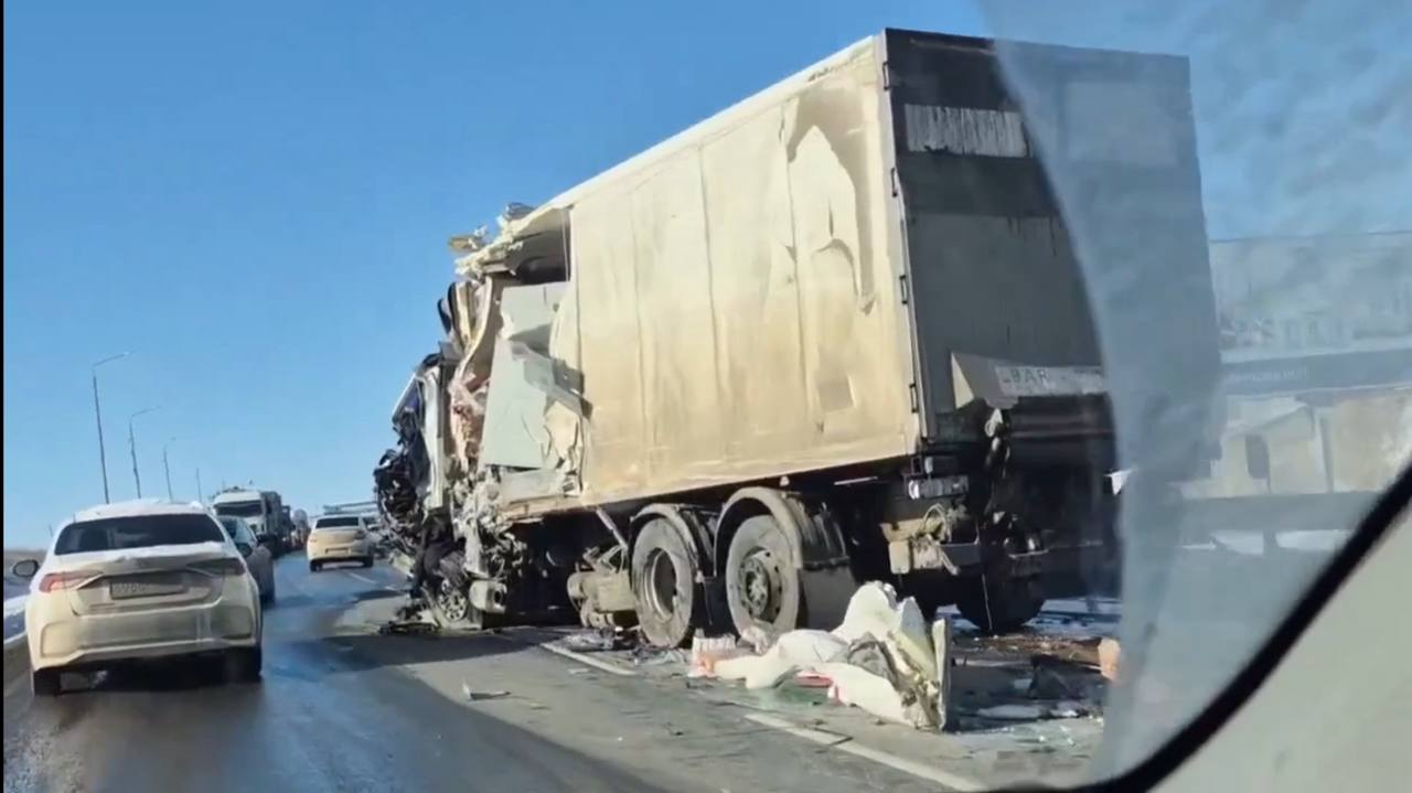Авария в Михайловке: на трассе Москва — Волгоград столкнулись три грузовика, есть погибший