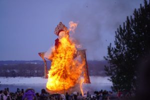 Сотни волгоградцев проводили зиму у 10-метровой «красотки» в сарафане и кокошнике