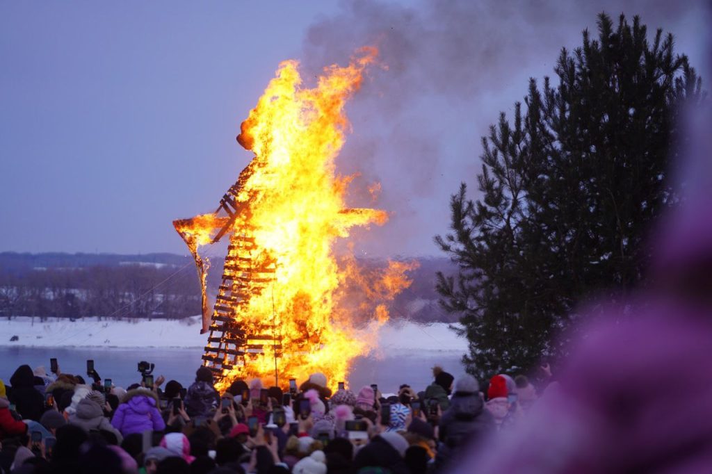 Сотни волгоградцев проводили зиму у 10-метровой «красотки» в сарафане и кокошнике