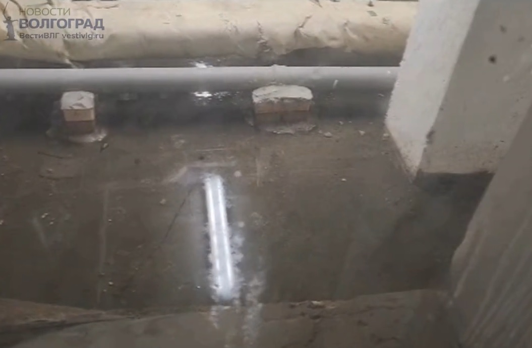 Подъезды в зловонии: в Волгограде жильцы дома на Колосовой требуют от УК устранить протечку