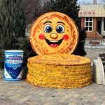 У дворца молодёжи «Юность» установили двухметровый улыбающийся блин