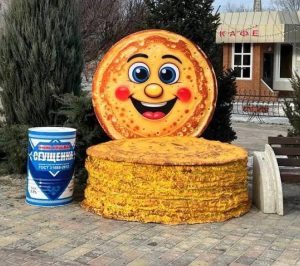 У дворца молодёжи «Юность» установили двухметровый улыбающийся блин