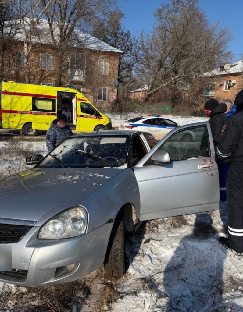 В Красноармейском районе Волгограда «Лада Приора» врезалась в столб