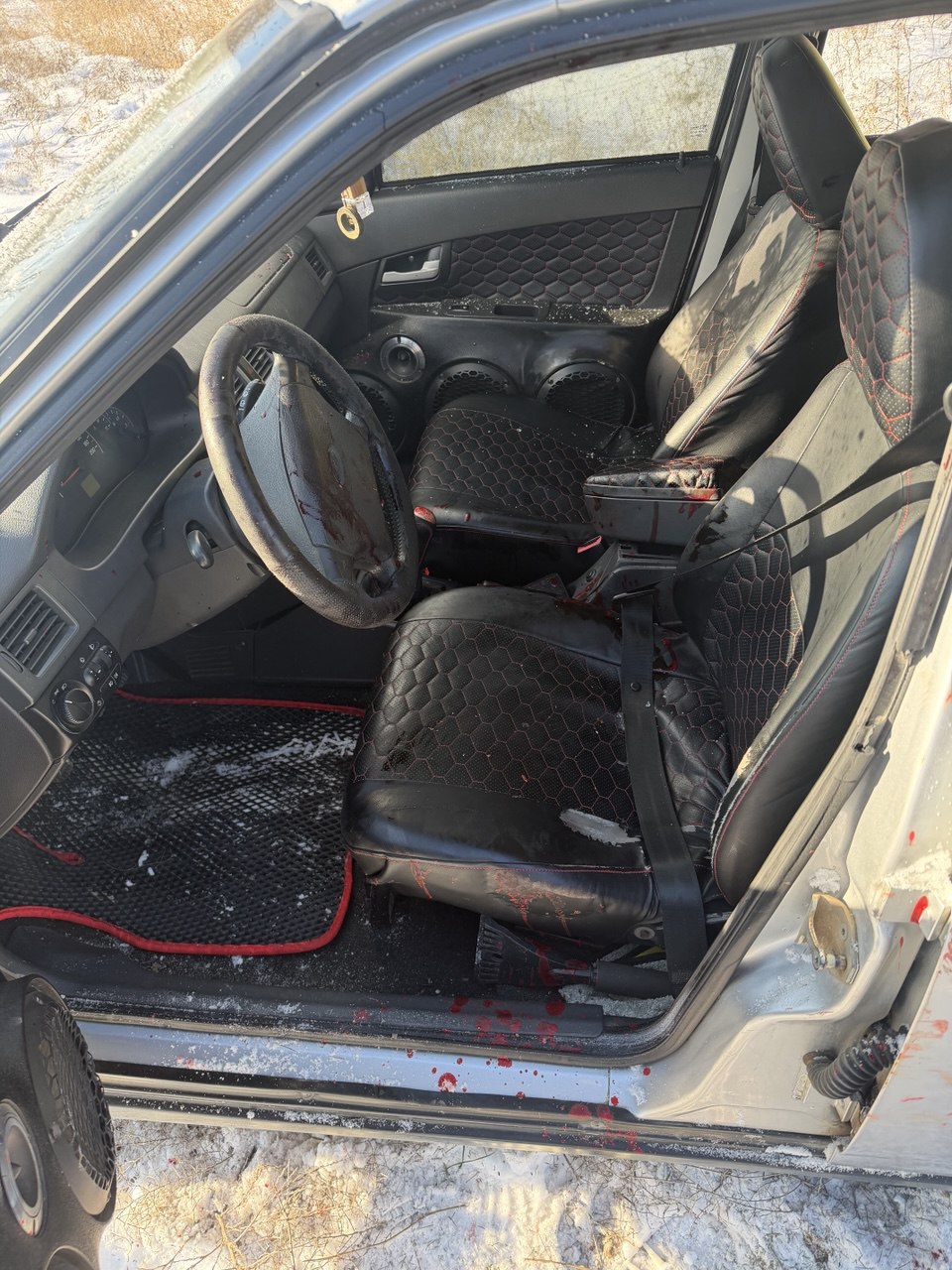 В Красноармейском районе Волгограда «Лада Приора» врезалась в столб