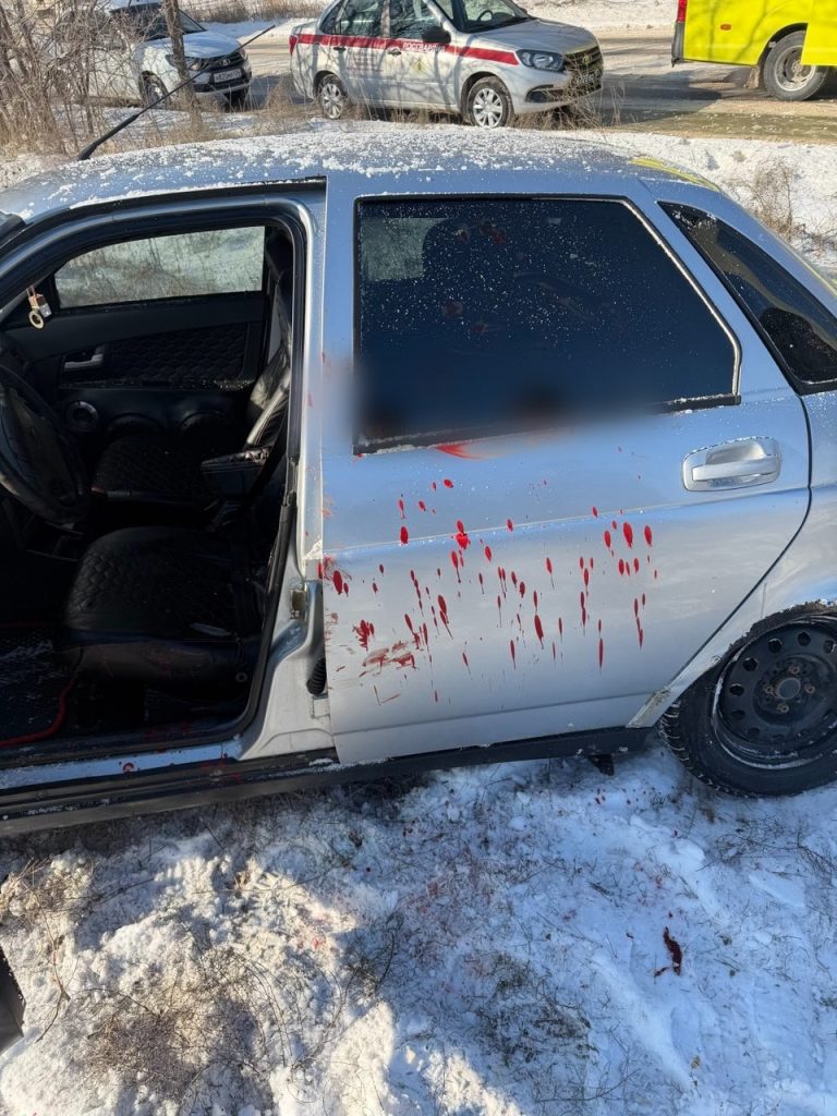 В Красноармейском районе Волгограда «Лада Приора» врезалась в столб