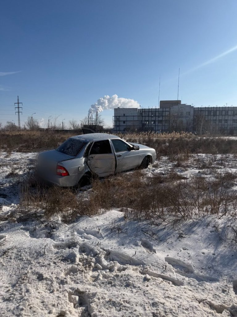 В Красноармейском районе Волгограда «Лада Приора» врезалась в столб