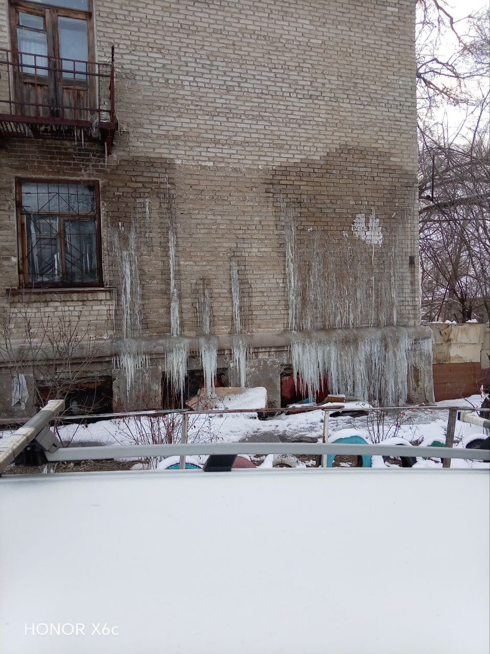 Холод и сырость: жильцы общежития в Волгограде просят вмешательства властей