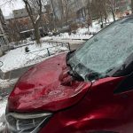 В Волгограде ледяная глыба рухнула на автомобиль на улице Советской