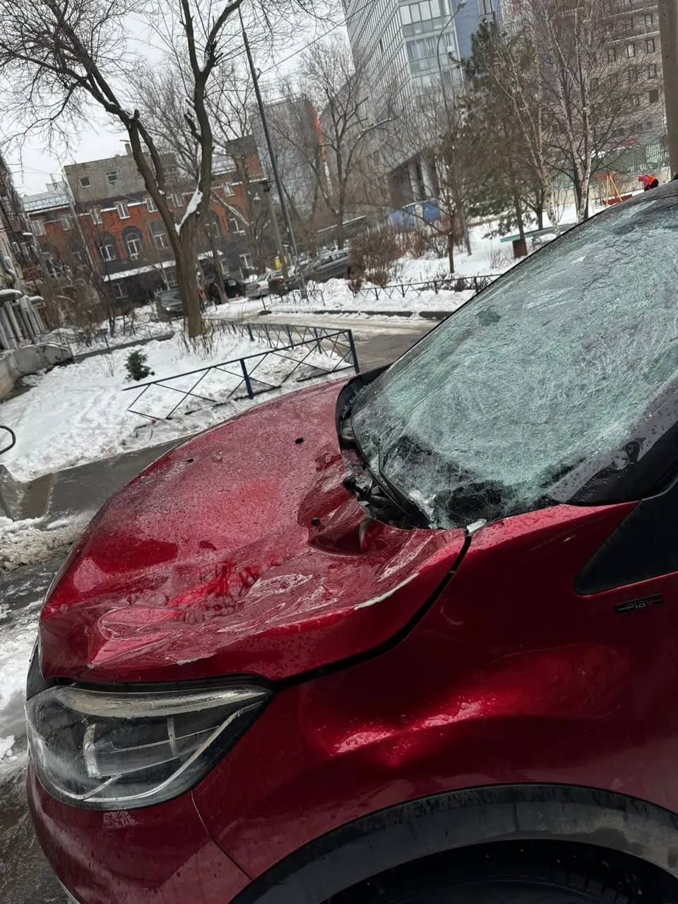 В Волгограде ледяная глыба рухнула на автомобиль на улице Советской