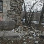 Жители Волжского пожаловались на разрушение фасада дома из-за сырости