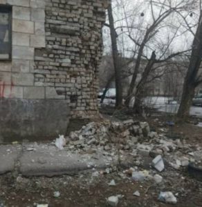 Жители Волжского пожаловались на разрушение фасада дома из-за сырости