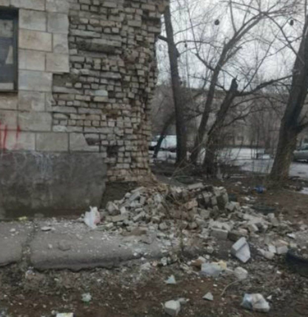 Жители Волжского пожаловались на разрушение фасада дома из-за сырости