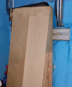 В Волжском управляющая компания прикрыла аварийный щиток старой мебелью