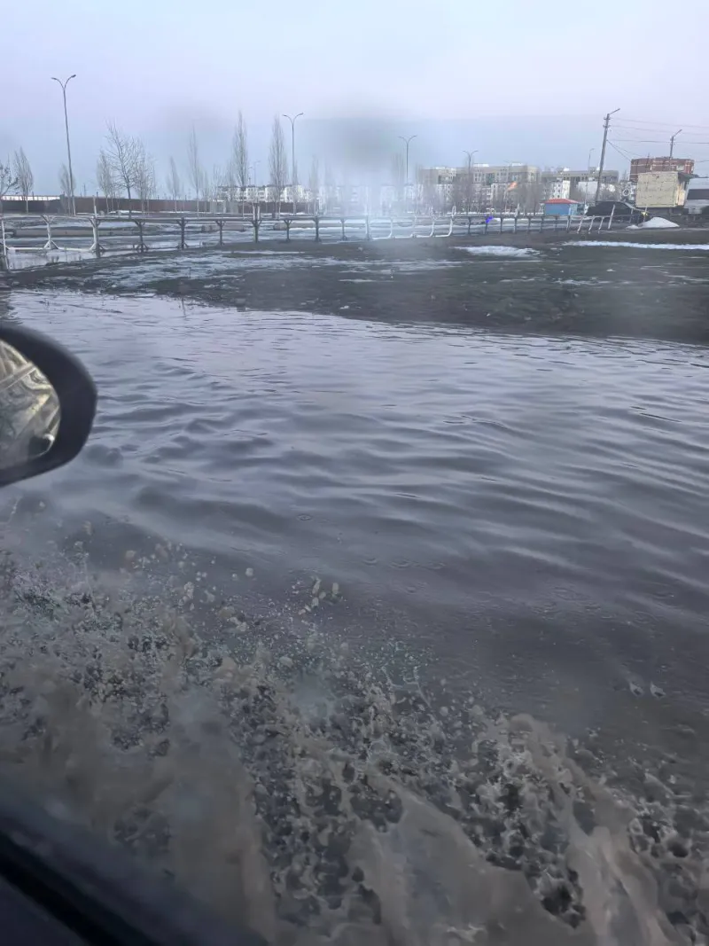 Волгоград, улица Гвардейская: движение затруднено из-за скопления воды
