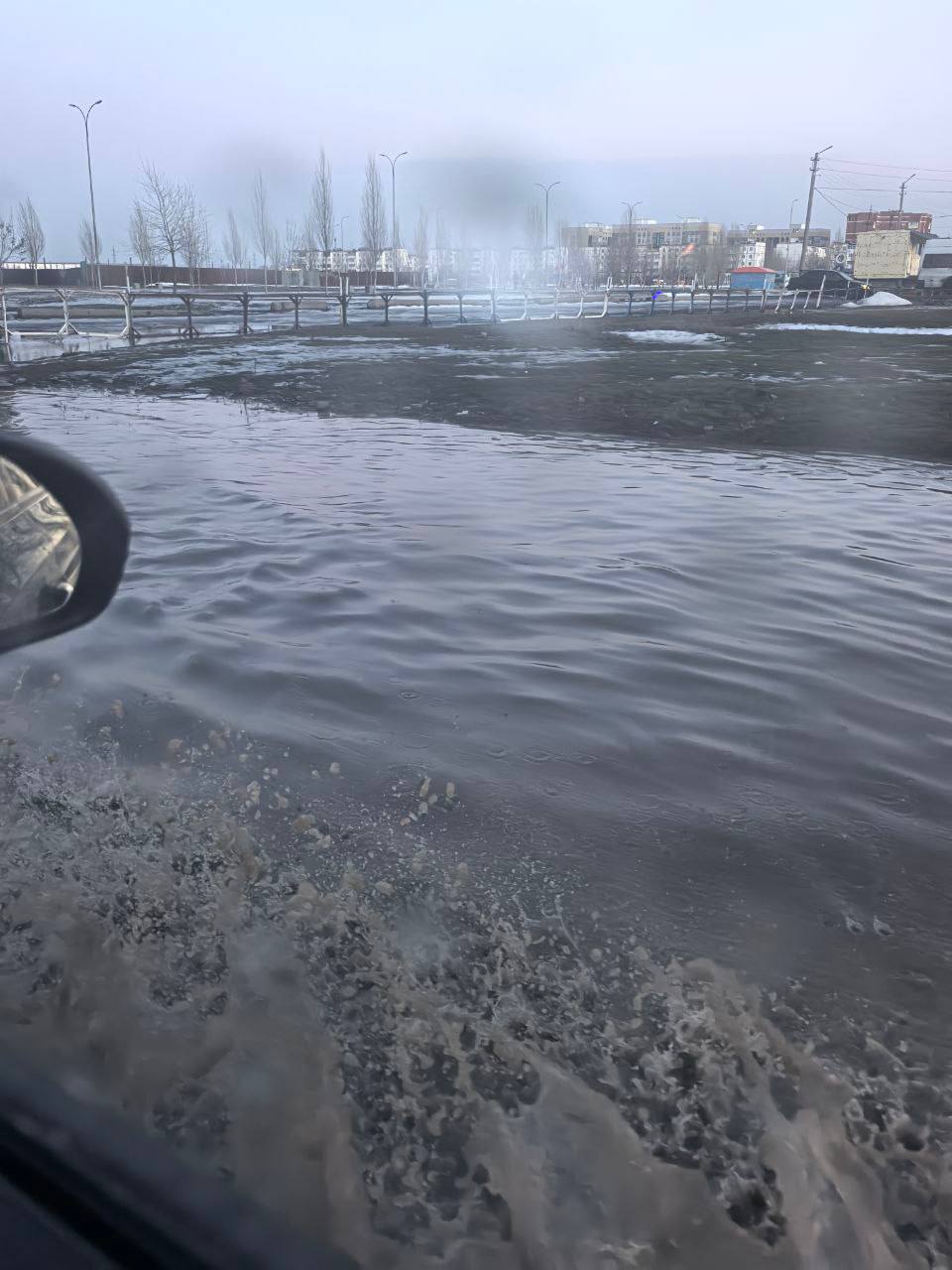 Волгоград, улица Гвардейская: движение затруднено из-за скопления воды