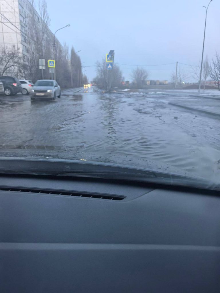 Волгоград, улица Гвардейская: движение затруднено из-за скопления воды
