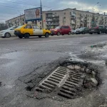 Почему в Волгограде массово разрушается асфальт: морозы и оттепели привели к появлению выбоин