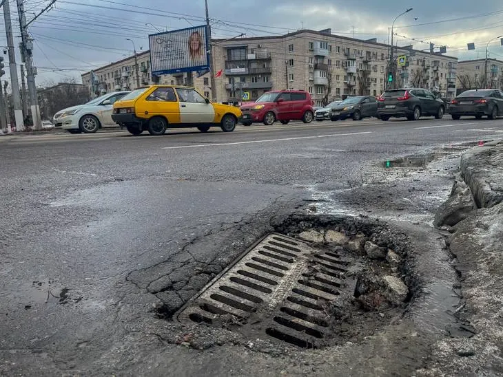 Почему в Волгограде массово разрушается асфальт: морозы и оттепели привели к появлению выбоин