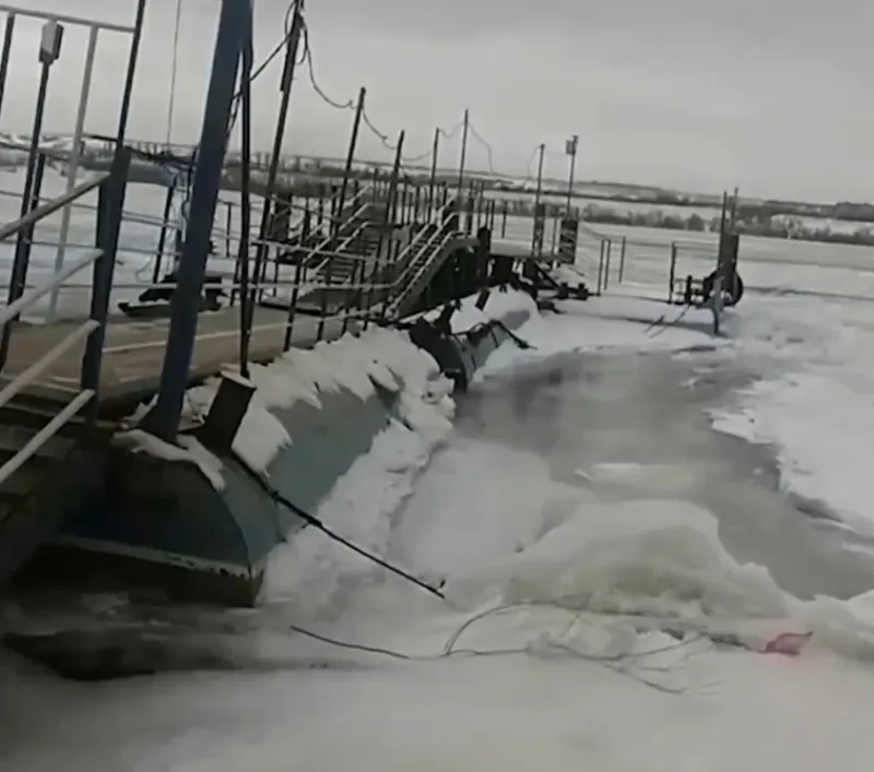 Жители острова Сарпинского пожаловались на отсутствие подвоза к вспомогательной пристани