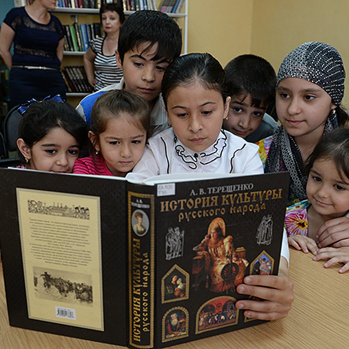 Детей мигрантов предложили выдворять из России после 18 лет