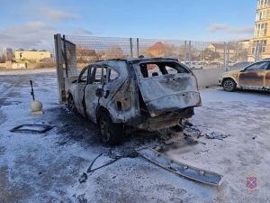 В Волгограде ночью взорвался и загорелся автомобиль на проспекте Жукова