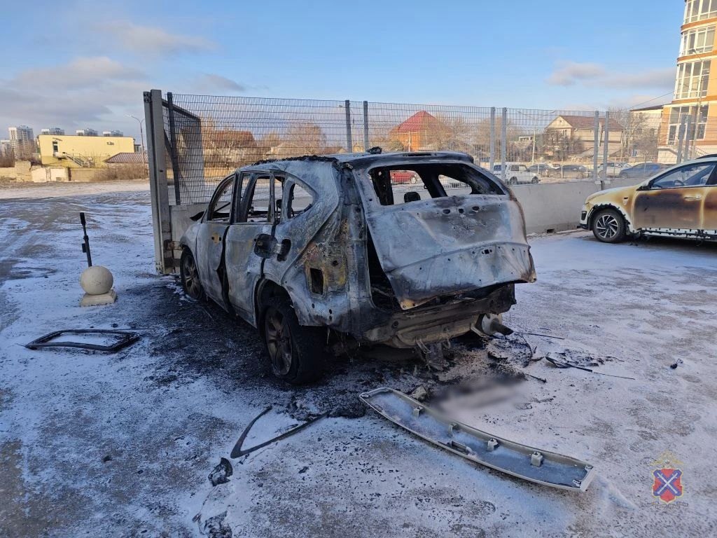 В Волгограде ночью взорвался и загорелся автомобиль на проспекте Жукова