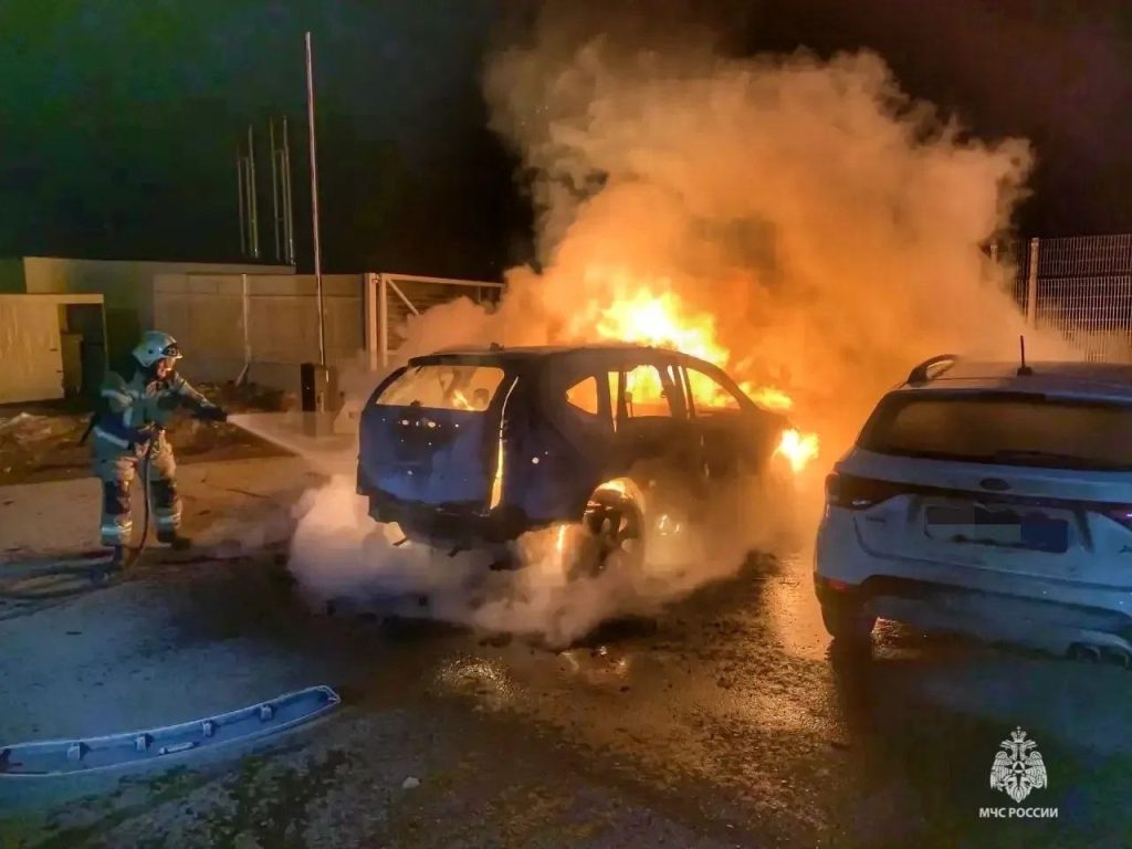 В Волгограде ночью взорвался и загорелся автомобиль на проспекте Жукова