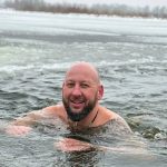 Герой на набережной: школьницы едва не утонули, их вытащили из ледяной воды